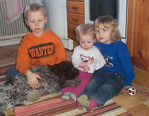 Barnbarnen Philip, Tindra och Sanna tillsammans med lilla Greta
